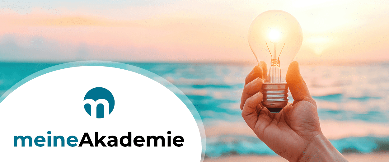 meineAkademie Banner mit Glühbirne und Logo